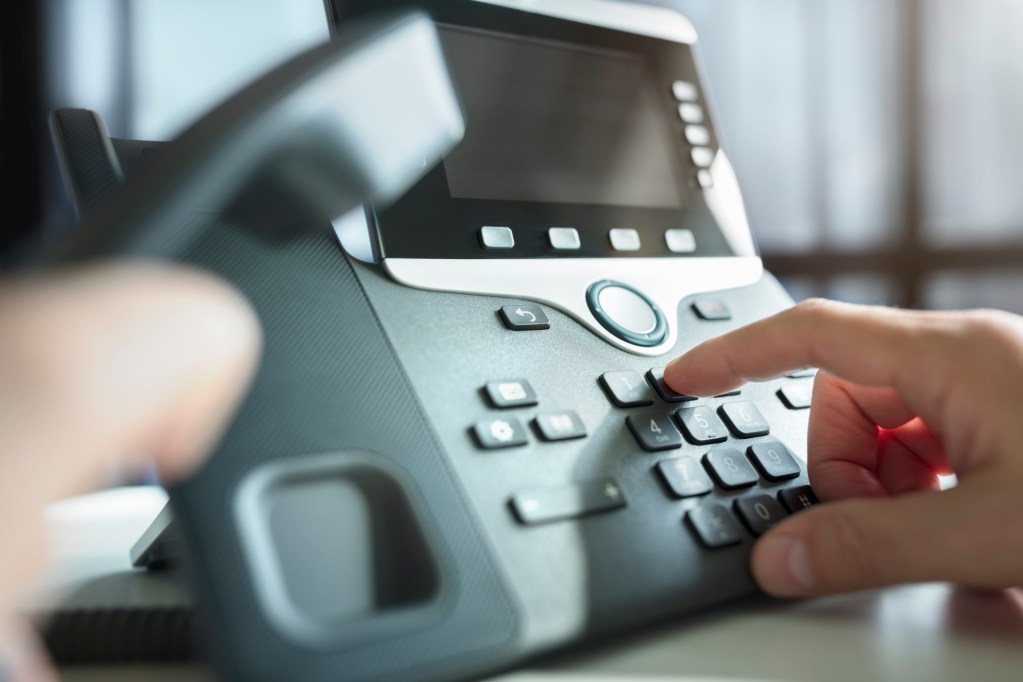 How Does VOIP Work? A Simple Explaination for Biginners VOIPnMore